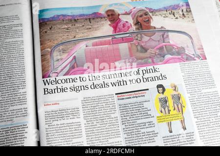 « Bienvenue à l'été rose : Barbie signe des accords avec 100 marques de journaux Guardian Banque D'Images