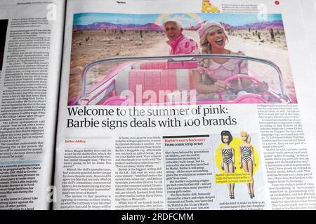 'Bienvenue à l'été de rose : Barbie signe des accords avec 100 marquess' journal Guardian titre du film américain article 1 juillet 2023 Londres Angleterre Royaume-Uni Banque D'Images