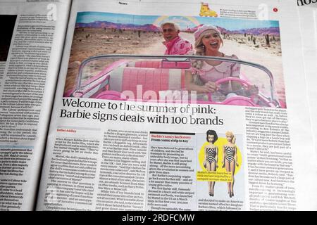 'Bienvenue à l'été de rose : Barbie signe des accords avec 100 marquess' journal Guardian titre du film américain article 1 juillet 2023 Londres Angleterre Royaume-Uni Banque D'Images