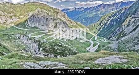 Photo avec saturation réduite sur l'ascension historique sud de Tremola d'Airolo au col du Gothard, dans les montagnes de fond du Tessin, Canton d'Uri Banque D'Images