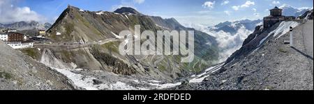 Vue panoramique de la rampe nord montée de la route de passage au col de montagne col alpin avec serpentines virages serrés virages en épingle à cheveux col Stelvio Stelvio, on Banque D'Images