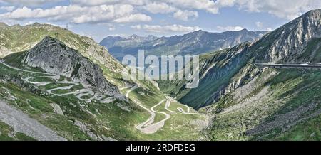 Photo vue panoramique avec saturation réduite sur l'allée historique sud gauche de Tremola de Airolo au col du Gothard, protection de l'Avalanche droite Banque D'Images