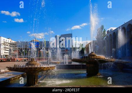 Fontaine, place Ala-Too, Bichkek, Kirghizistan, Kirghizistan Banque D'Images