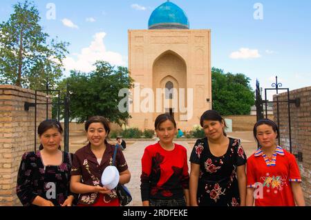 Femme ouzbèke, Hanim, devant le mausolée Bibi Khanum, Samarkand, Ouzbékistan Banque D'Images