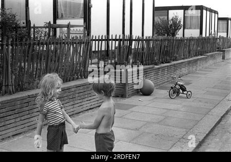 Des enfants des années 1970 jouant ensemble dans la rue, des logements préfabriqués au sud de Londres derrière eux et jetant Space Hopper. Ils jouent à Make Up Make Up Never Do IT Again. La liaison des petits doigts était un signe d'amitié de pardonner après une dispute. Éléphant et château, Londres, Angleterre 1975. Années 1970 Royaume-Uni HOMER SYKES Banque D'Images