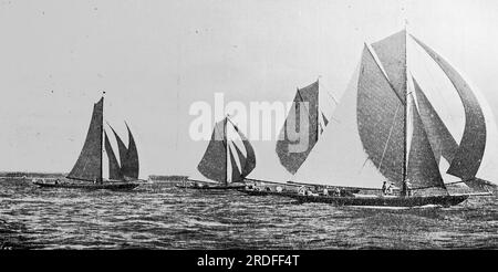 Course de yacht au large de Southsea. Bateaux à voile. Extrait d'une collection d'annonces imprimées et de photographies datées de 1908 concernant les régions de Southsea et Portsmouth dans le Hampshire, en Angleterre. Certains des originaux n'étaient guère plus que la taille d'instantané et la qualité était variable. Banque D'Images