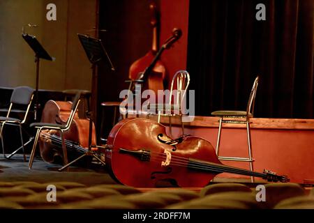 L'image de quatre doubles basses se trouve sur la scène du théâtre pendant l'entracte Banque D'Images