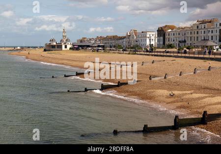 Vue depuis Herne Bay Pier, en regardant vers la tour de l'horloge et le kiosque à musique central, Banque D'Images