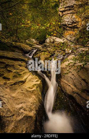 CAPTURE D'UNE CASCADE DANS LA VALLÉE DE SAJA-BESAYA, CANTABRIE, PRISE EN OCTOBRE 2022 Banque D'Images