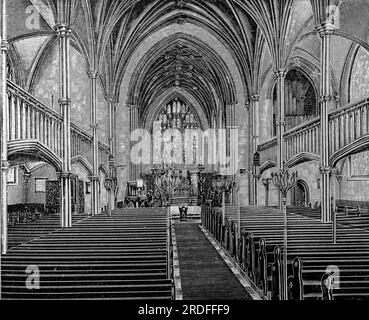 Intérieur de l'église All Saints dans le Mile End, Portsmouth. Extrait d'une collection d'annonces imprimées et de photographies datées de 1908 concernant les régions de Southsea et Portsmouth dans le Hampshire, en Angleterre. Certains des originaux n'étaient guère plus que la taille d'instantané et la qualité était variable. Banque D'Images