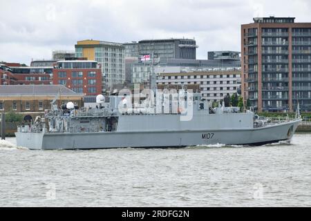 Dragueur de mines de la Royal Navy HMS Pembroke M107 sur la Tamise à Londres Banque D'Images