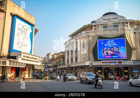 Trang Tien Plaza en face de l'ancien bureau de poste de Trang Tien avec son portrait géant du leader révolutionnaire Ho Chi Minh dans le centre de Hanoi, Vietnam. Banque D'Images