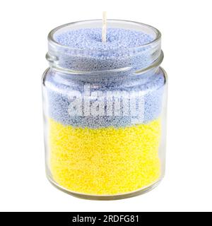 Bougies dans un pot gros plan sur fond blanc. Fabrication de bougies à la maison à partir d'huile de palme. Bougies de couleur jaune et bleu dans un pot isolé Banque D'Images