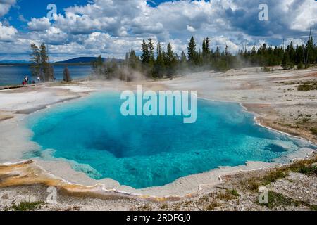 Black Pool am West Thumb, Yellowstone-Nationalpark, Wyoming, Vereinigte Staaten von Amerika |Black Pool at West Thumb, Yellowstone National Park, Wyom Banque D'Images