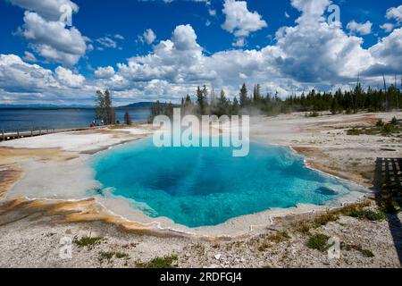 Black Pool am West Thumb, Yellowstone-Nationalpark, Wyoming, Vereinigte Staaten von Amerika |Black Pool at West Thumb, Yellowstone National Park, Wyom Banque D'Images