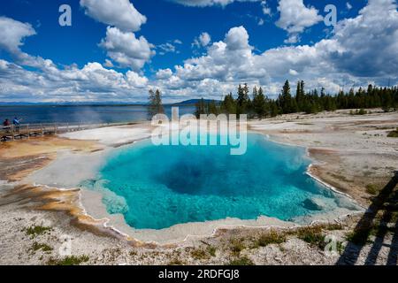 Black Pool am West Thumb, Yellowstone-Nationalpark, Wyoming, Vereinigte Staaten von Amerika |Black Pool at West Thumb, Yellowstone National Park, Wyom Banque D'Images