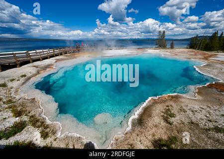 Black Pool am West Thumb, Yellowstone-Nationalpark, Wyoming, Vereinigte Staaten von Amerika |Black Pool at West Thumb, Yellowstone National Park, Wyom Banque D'Images