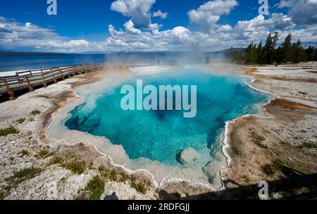 Black Pool am West Thumb, Yellowstone-Nationalpark, Wyoming, Vereinigte Staaten von Amerika |Black Pool at West Thumb, Yellowstone National Park, Wyom Banque D'Images