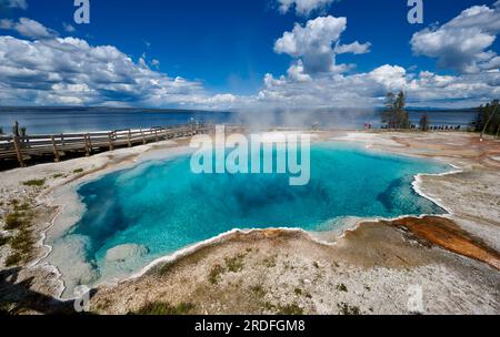 Black Pool am West Thumb, Yellowstone-Nationalpark, Wyoming, Vereinigte Staaten von Amerika |Black Pool at West Thumb, Yellowstone National Park, Wyom Banque D'Images