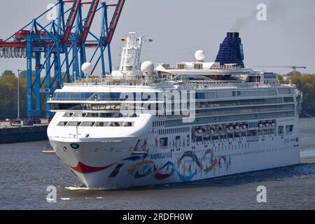 Navire de croisière Norwegian Star de la compagnie maritime Norwegian Cruise Line entre dans le port de Hambourg sur la rivière Elbe, Hambourg, Allemagne Banque D'Images