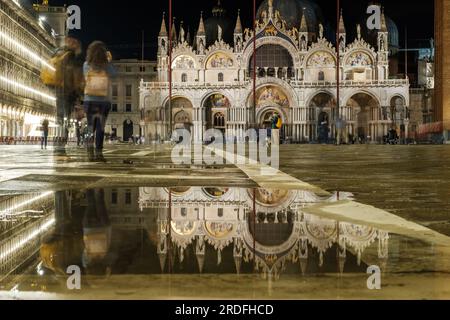 Venise, Italie - 27 avril 2019 : vue d'un beau reflet dans l'eau du Palais des Doges illuminé à Venise Italie Banque D'Images