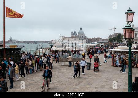 Venise, Italie - 27 avril 2019 : vue des foules de touristes près de la place Saint-Marc et de la mer à Venise Italie Banque D'Images