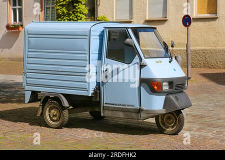 Tricycle motorisé avec aire de chargement, Piaggio APE 50, fourgon, scooter à trois roues, véhicule à moteur, moyens de transport, indicateurs, pneus, roues Banque D'Images