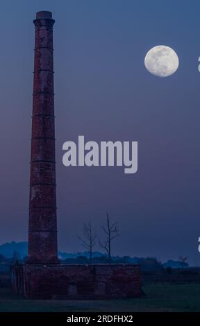 PHOTOGRAPHIE DE LA CHEMINÉE DE LA TEJERA DE MURUETA AVEC LA LUNE, PRISE AVEC LA TECHNIQUE DES EXPOSITIONS MULTIPLES, EN MARS 2023 Banque D'Images