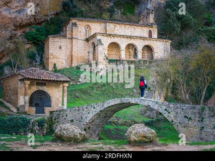 Image d'une femme regardant l'Ermitage de Santa María de la Hoz dans le village de Tobera, situé dans le nord de la province de Burgos (Espagne) Banque D'Images