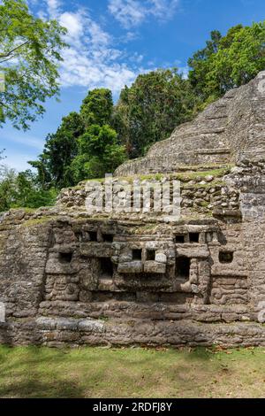 Sculpture sur le temple Jaguar ou structure N10-9 dans les ruines d'une ville maya dans la réserve archéologique de Lamanai, Belize. Banque D'Images