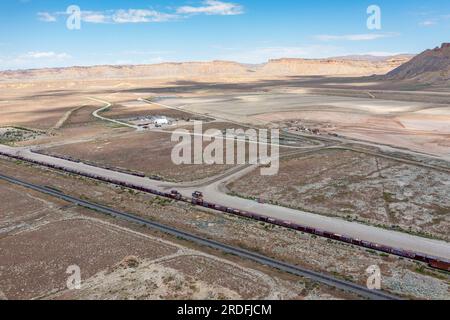 Un manipulateur de conteneurs reachstacker enlève des conteneurs de résidus d'uranium d'un train sur le site de dépôt de résidus UMTRA dans l'Utah. Banque D'Images