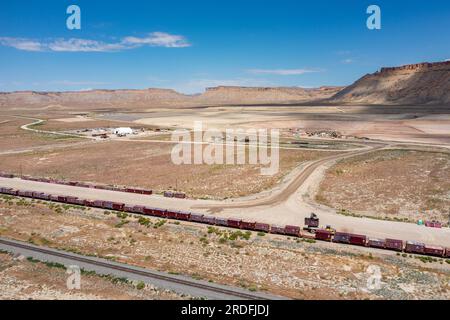 Un manipulateur de conteneurs reachstacker enlève des conteneurs de résidus d'uranium d'un train sur le site de dépôt de résidus UMTRA dans l'Utah. Banque D'Images