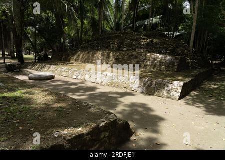 Le terrain de bal cérémoniel dans les ruines de la ville maya dans la réserve archéologique de Lamanai, Belize. Banque D'Images