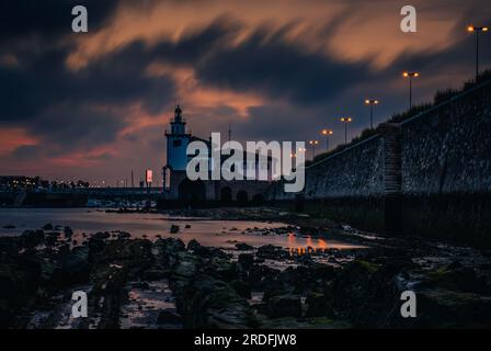 PHOTOGRAPHIE DU PHARE ARRILUZE DANS LA MARINA DE GETXO (BIZKAIA), PRISE AU COUCHER DU SOLEIL UN JOUR DE JUIN 2023, AVEC L'UTILISATION DE FILTRES LUCROIT Banque D'Images