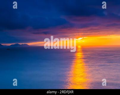 Photographie du coucher de soleil depuis la Galea (Getxo, Bizkaia), en juillet 2023. Banque D'Images