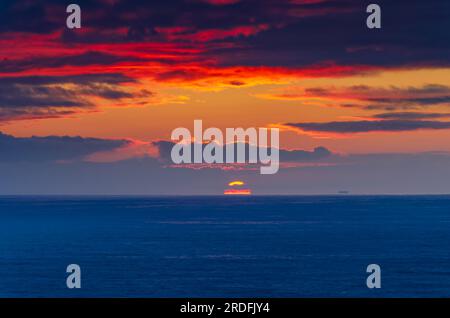 Photographie du coucher de soleil depuis la Galea (Getxo, Bizkaia), en juillet 2023. Banque D'Images