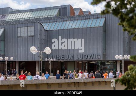 Touristes marchant devant le musée romano-germanique (RGM) à Cologne Banque D'Images
