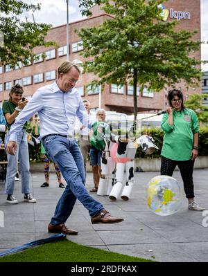 AMERSFOORT - Jan Derck van Karnebeek, PDG de FrieslandCampina, donne un coup de pied sur un terrain de football de Milieudefensie Jong devant le siège de la société laitière. L’organisation de jeunes veut une réponse à la question de savoir si FrieslandCampina a l’intention de réduire ses émissions de CO2 conformément à l’Accord de Paris sur le climat. ANP SEM VAN DER WAL pays-bas Out - belgique Out Banque D'Images