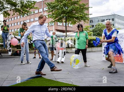 AMERSFOORT - Jan Derck van Karnebeek, PDG de FrieslandCampina, donne un coup de pied sur un terrain de football de Milieudefensie Jong devant le siège de la société laitière. L’organisation de jeunes veut une réponse à la question de savoir si FrieslandCampina a l’intention de réduire ses émissions de CO2 conformément à l’Accord de Paris sur le climat. ANP SEM VAN DER WAL pays-bas Out - belgique Out Banque D'Images