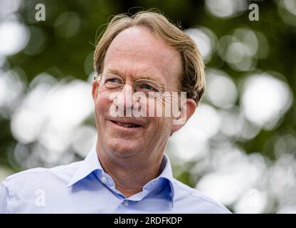 AMERSFOORT - CEO Jan Derck van Karnebeek de FrieslandCampina lors d'une action de Milieudefensie Jong devant le siège de la société laitière. L’organisation de jeunes veut une réponse à la question de savoir si FrieslandCampina a l’intention de réduire ses émissions de CO2 conformément à l’Accord de Paris sur le climat. ANP SEM VAN DER WAL pays-bas Out - belgique Out Banque D'Images