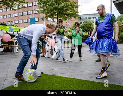 AMERSFOORT - Jan Derck van Karnebeek, PDG de FrieslandCampina, donne un coup de pied sur un terrain de football de Milieudefensie Jong devant le siège de la société laitière. L’organisation de jeunes veut une réponse à la question de savoir si FrieslandCampina a l’intention de réduire ses émissions de CO2 conformément à l’Accord de Paris sur le climat. ANP SEM VAN DER WAL pays-bas Out - belgique Out Banque D'Images