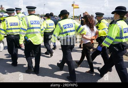 Un manifestant de Just Stop Oil est emmené par la police pendant la deuxième journée de l'Open au Royal Liverpool, Wirral. Date de la photo : Vendredi 21 juillet 2023. Banque D'Images