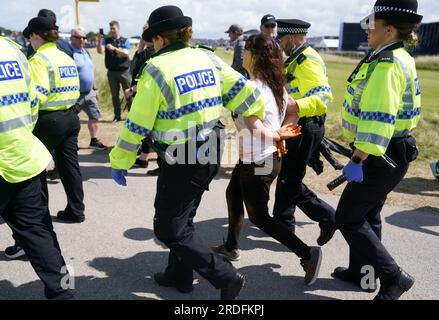 Un manifestant de Just Stop Oil est emmené par la police pendant la deuxième journée de l'Open au Royal Liverpool, Wirral. Date de la photo : Vendredi 21 juillet 2023. Banque D'Images