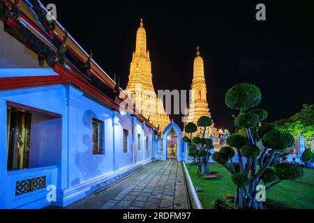Illuminé vieux temple bouddhiste Wat Arun à Bangkok Banque D'Images