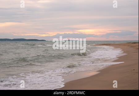 Sea Foam Wave s'écrase sur la plage Sunset Sand Beach. Banque D'Images