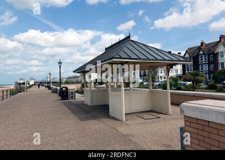 Vue en descendant la parade centrale, vers le kiosque à musique, Herne Bay, Thanet, Kent Banque D'Images