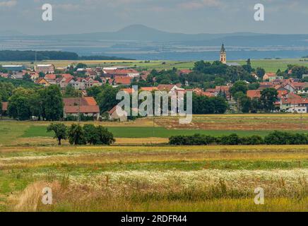Village de Krabcice dans le district de Litomerice vu du pied de la montagne RIP Banque D'Images