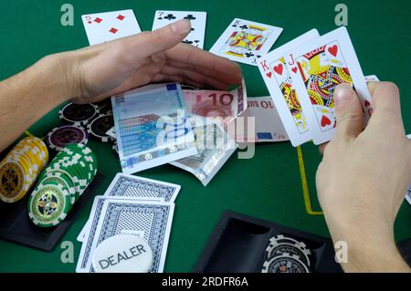 Jouer aux cartes, jouer au poker, cartes de poker, jeux d'argent, dépendance aux jeux d'argent, carte de jeu, billets en euros, billets de banque Banque D'Images