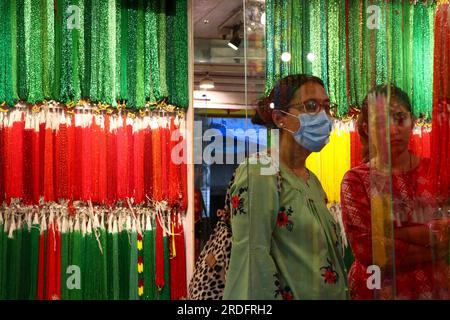 Népal. 21 juillet 2023. Le 21 juillet 2023, à Katmandou, Népal. Une femme hindoue choisit des perles de verre sans cou dans un magasin marquant le mois sacré de «Shrawan'. Les femmes hindoues portent en particulier des bracelets verts, jaunes et rouges et des bijoux, appliquent le henné mehendi et adorent le Seigneur Shiva. Ils jeûnent aussi pour une bonne santé, une vie prospère et de la richesse. (Photo de Abhishek Maharjan/Sipa USA) crédit : SIPA USA/Alamy Live News Banque D'Images