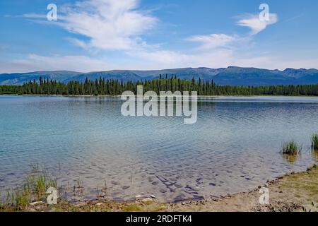 Transparent Clear Lake, parc provincial Boya, route Stewart Cessiar, HW 37, Colombie-Britannique, Canada Banque D'Images